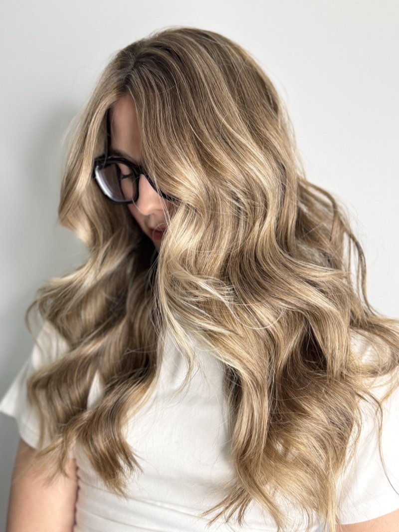Après balayage : blond doré lumineux avec ondulations volumineuses — Salon en Vogue Montréal