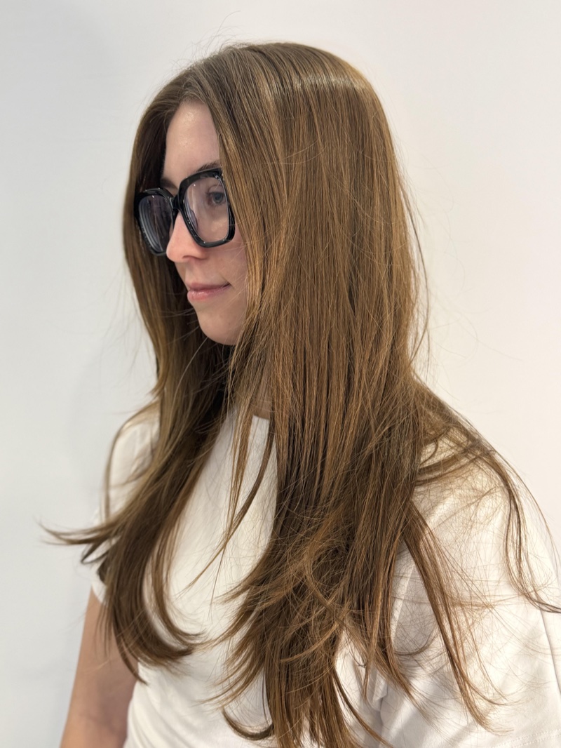 Avant balayage : cheveux châtain naturel lisses sans dimension — Salon en Vogue Montréal