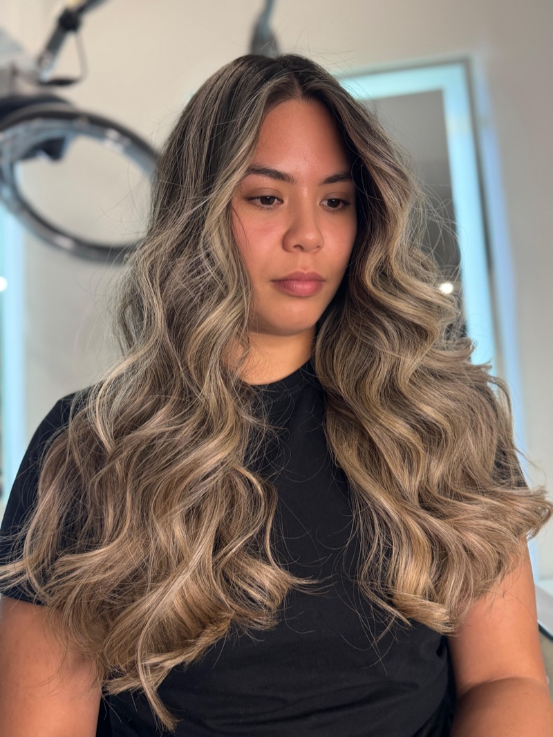 Après balayage : cendré blond lumineux avec ondulations volumineuses — Salon en Vogue Montréal