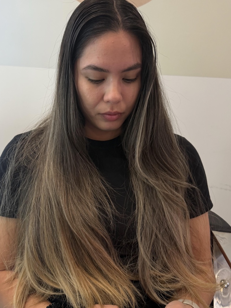 Avant balayage : cheveux bruns longs avec ancien balayage délavé — Salon en Vogue Montréal
