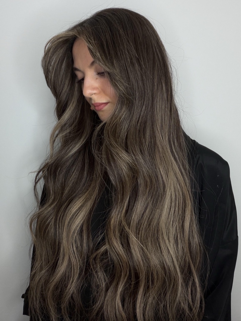 Après lissage kératine : cheveux lisses disciplinés avec reflets naturels — Salon en Vogue Montréal