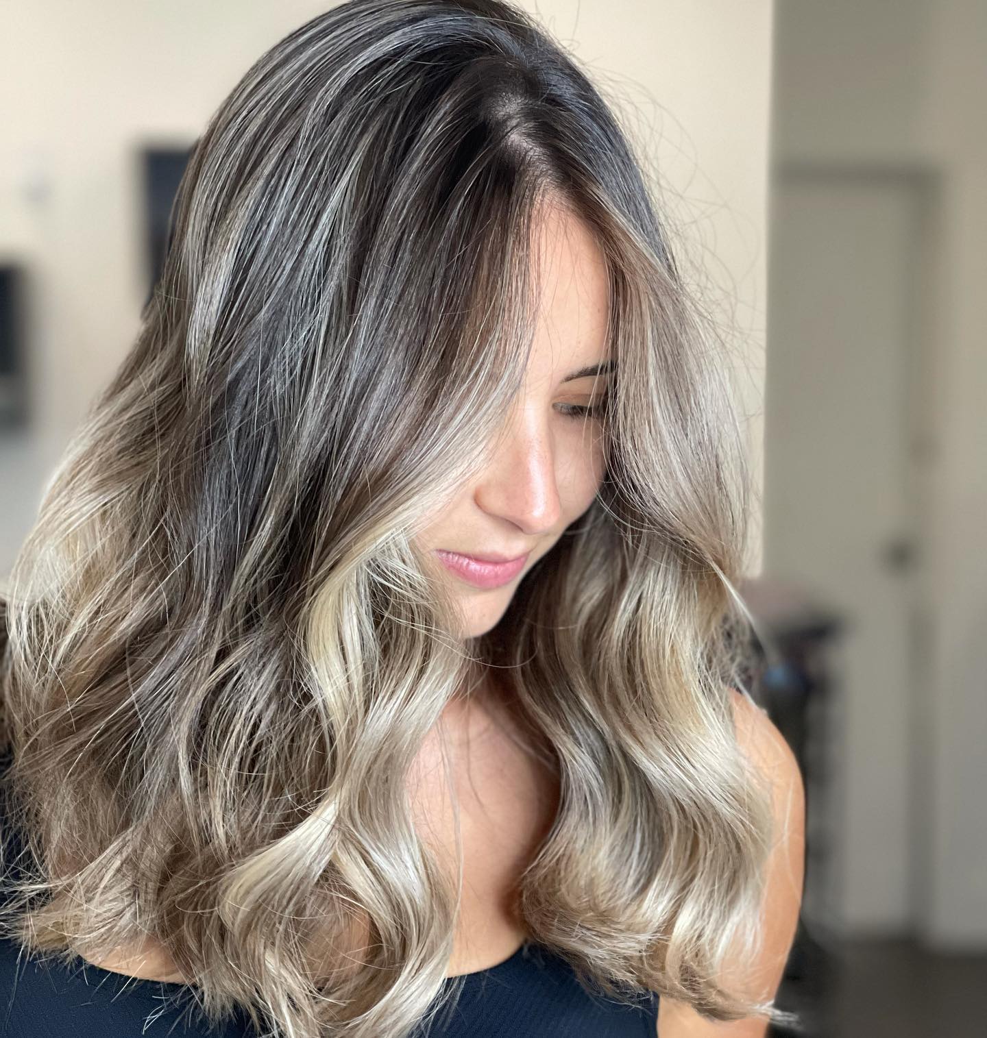 Salon en Vogue : Balayage lumineux sur cheveux longs, coloration naturelle et soignée