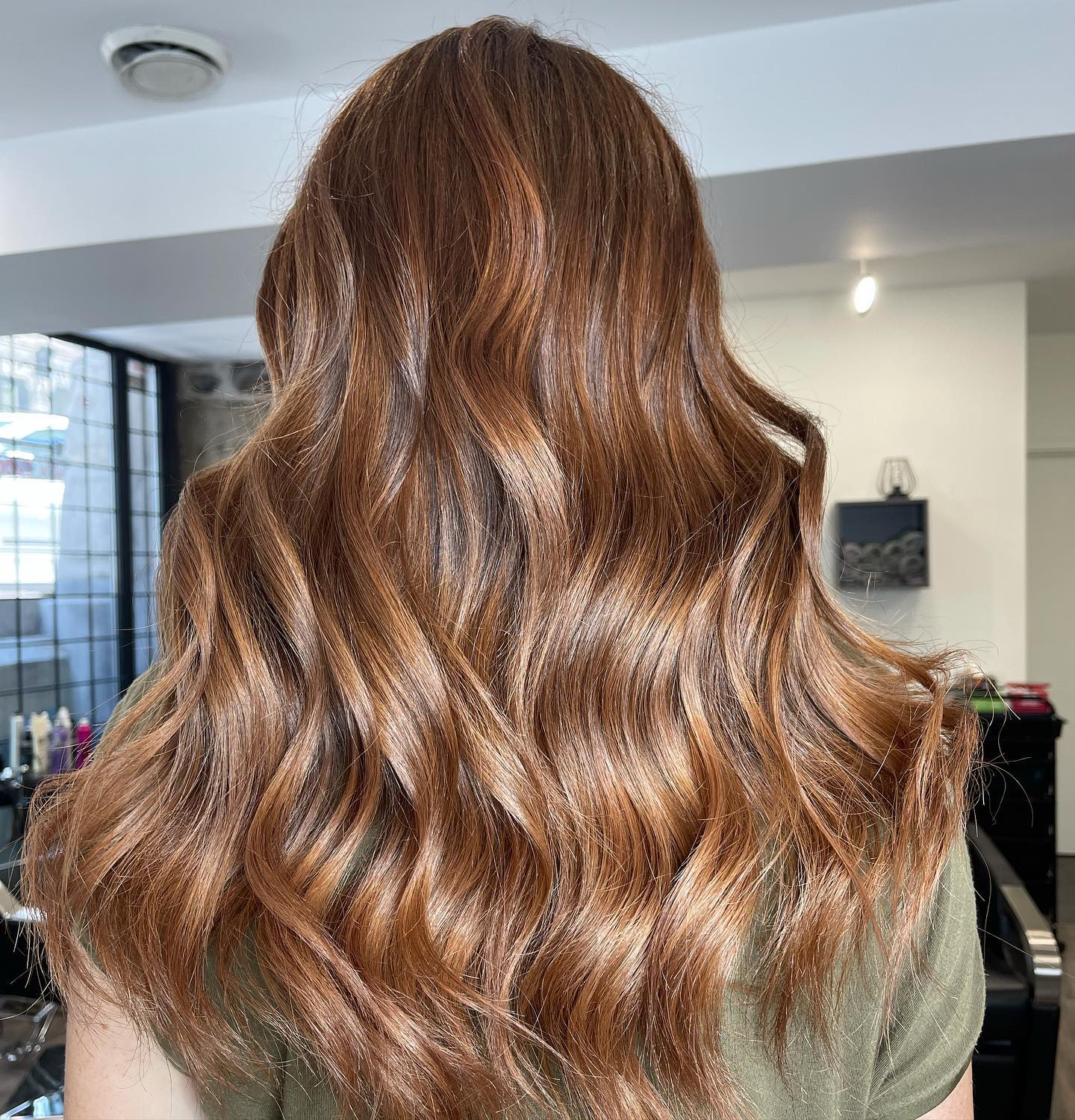 Salon en Vogue : Coupe et mise en plis créative, style moderne réalisé par nos stylistes experts