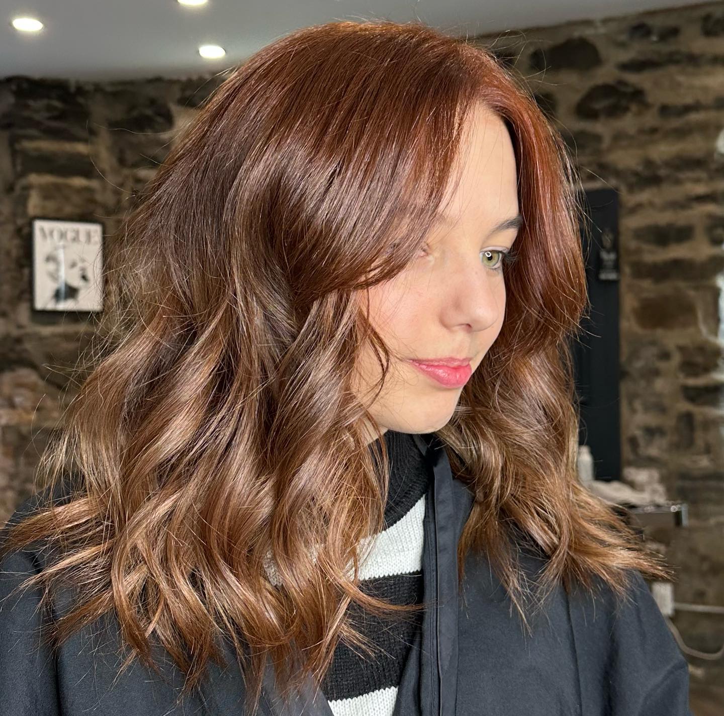 Après : coloration cuivré auburn intense avec reflets roux