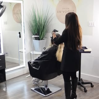 Salon en Vogue Montréal, Brunette, version luxe. Ton sur mesure + gloss Calura pour un fini soyeux et lumineux