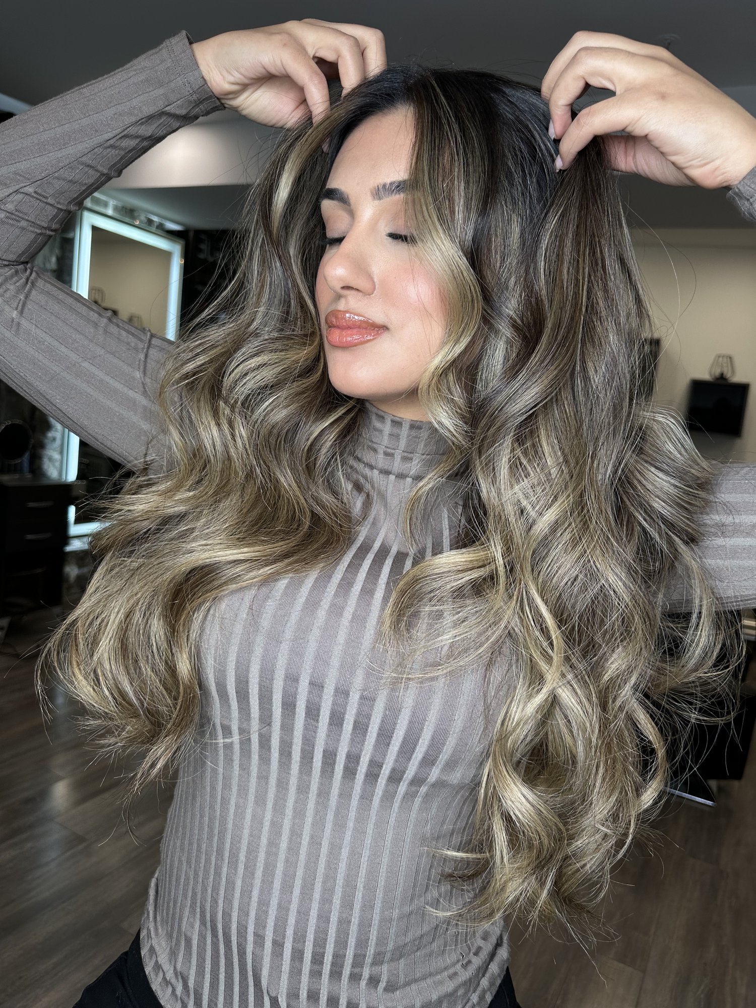 Salon en Vogue : Balayage signature avec ondulations volumineuses au Vieux-Port de Montréal