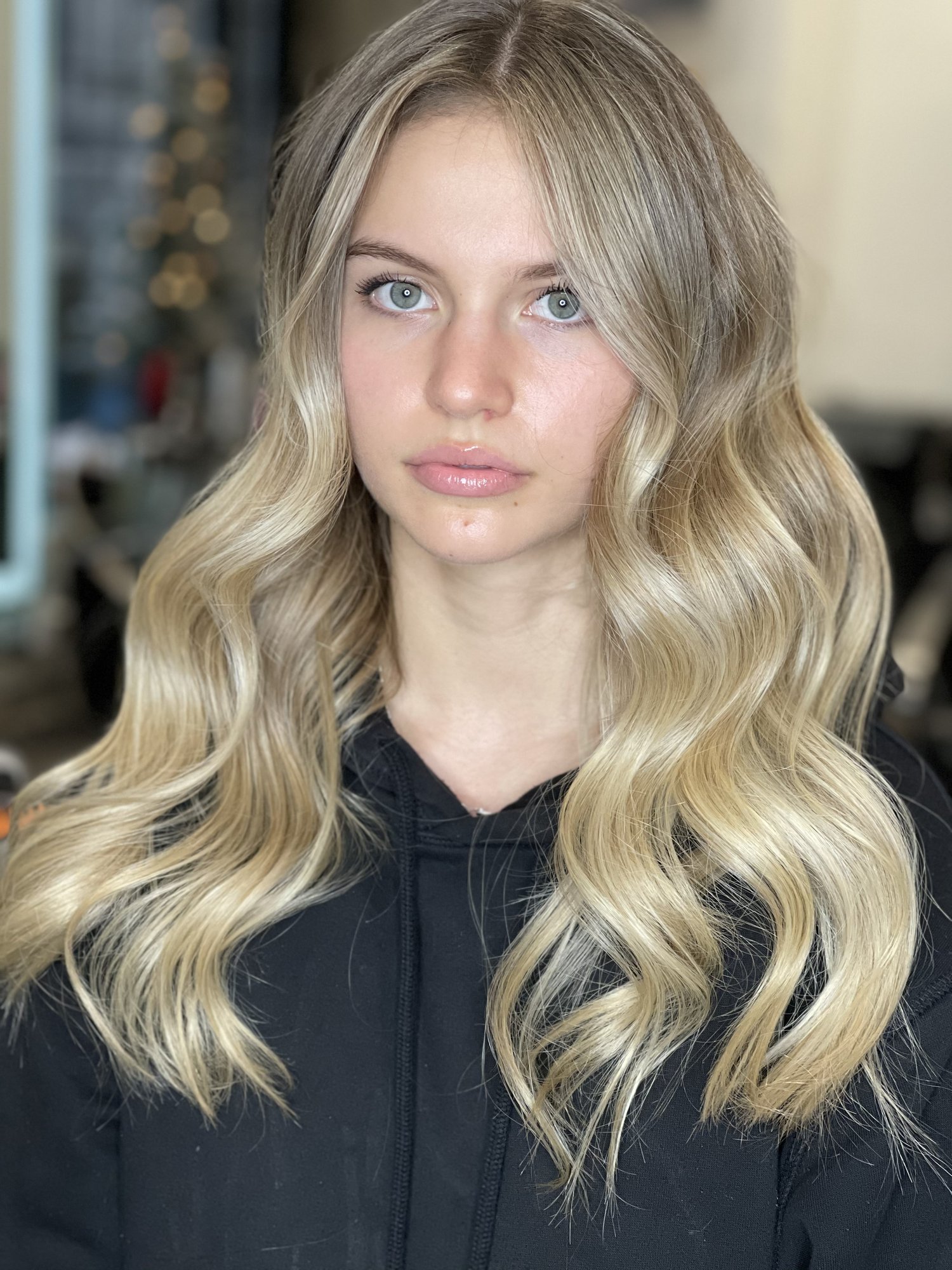 Salon en Vogue : Balayage naturel et reflets dorés par nos coloristes