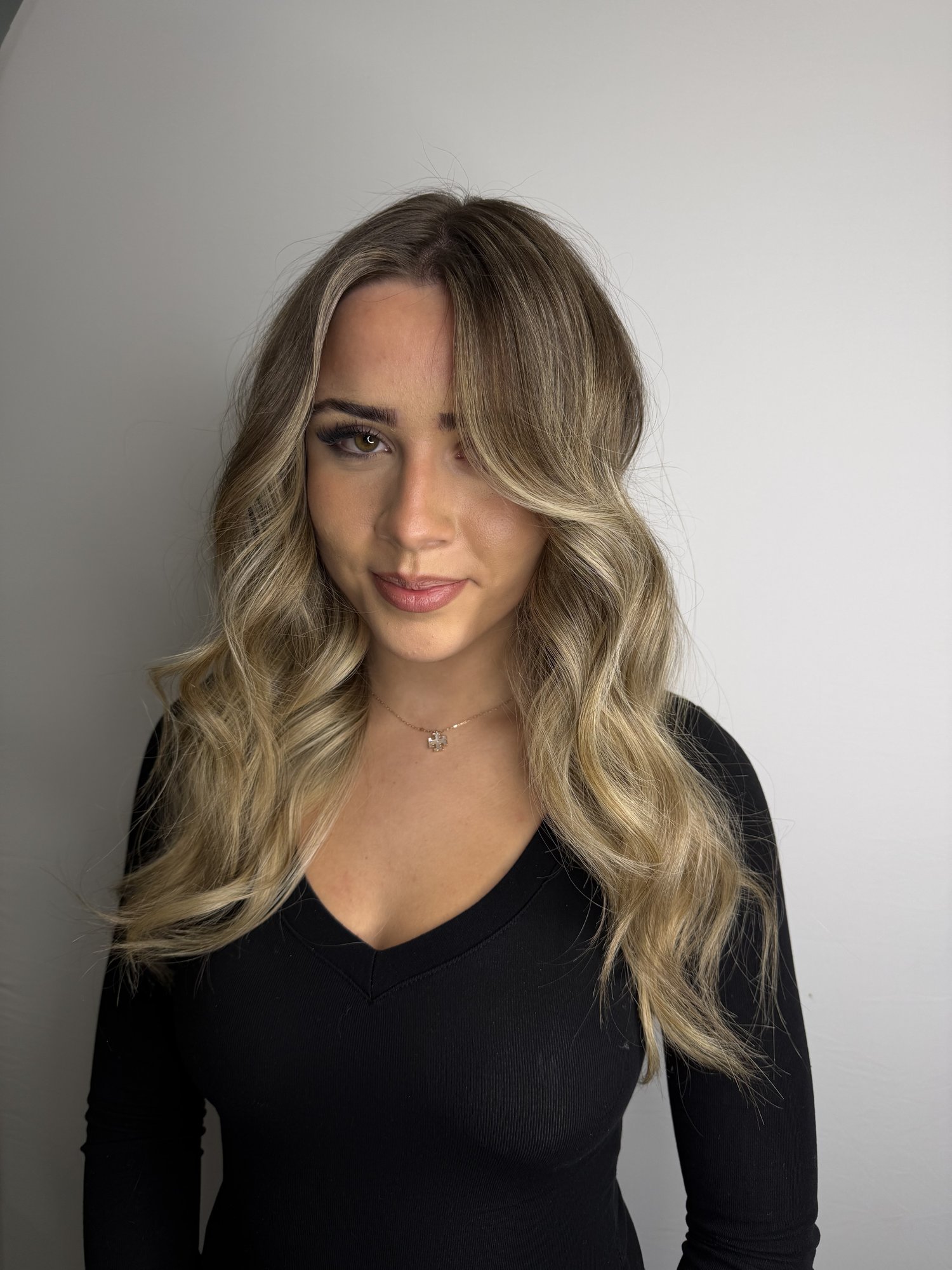 Salon en Vogue Montréal, Balayage blond lumineux sur cheveux longs avec ondulations fluides