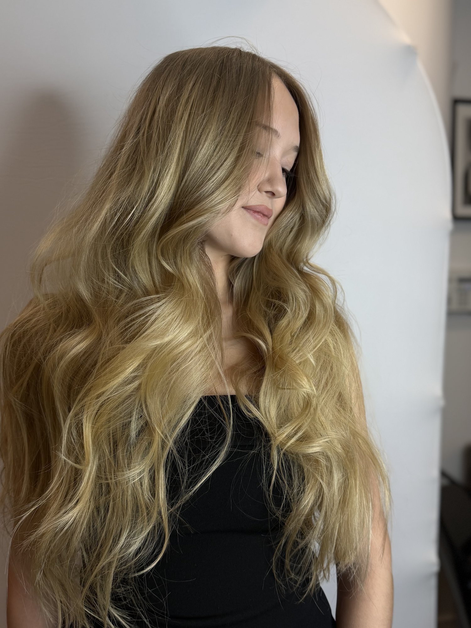 Salon en Vogue : Balayage blond ombré avec cheveux longs et mouvement naturel
