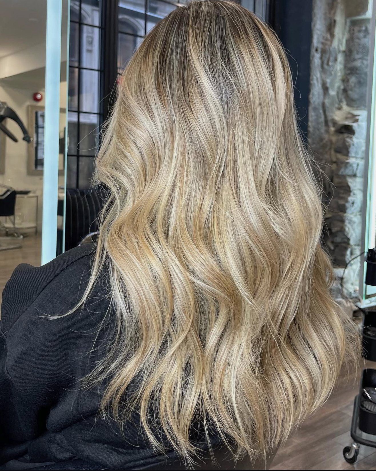 Salon en Vogue : Balayage blond vu de dos, résultat lumineux et soyeux