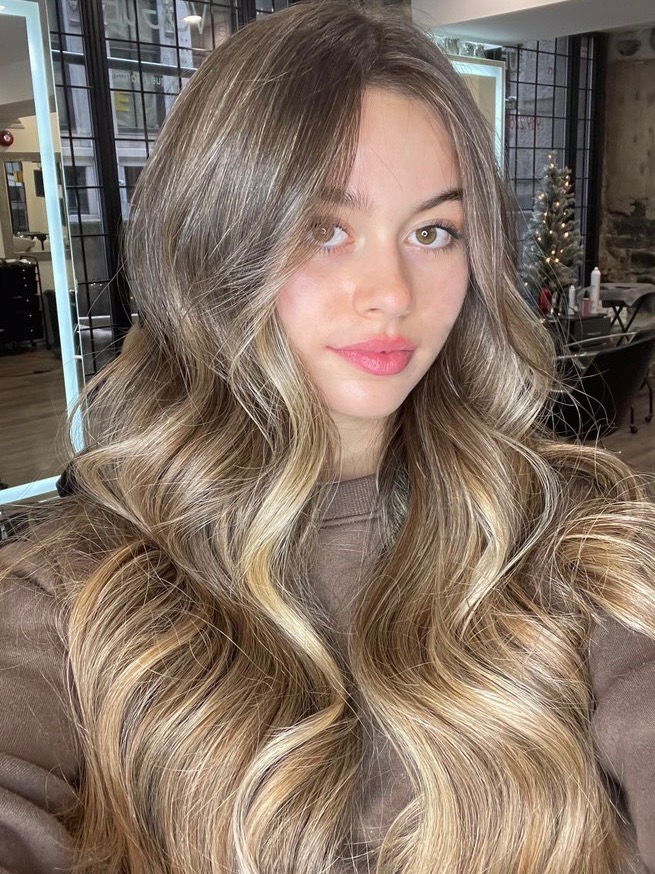 Salon en Vogue Montréal, Balayage aux reflets caramel et miel avec ondulations volumineuses