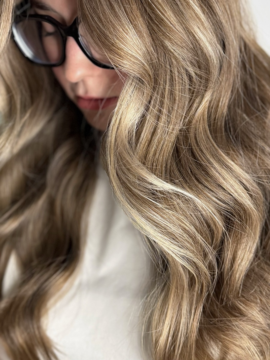Brushing volumineux sur cheveux bruns, résultat professionnel au Salon en Vogue Montréal