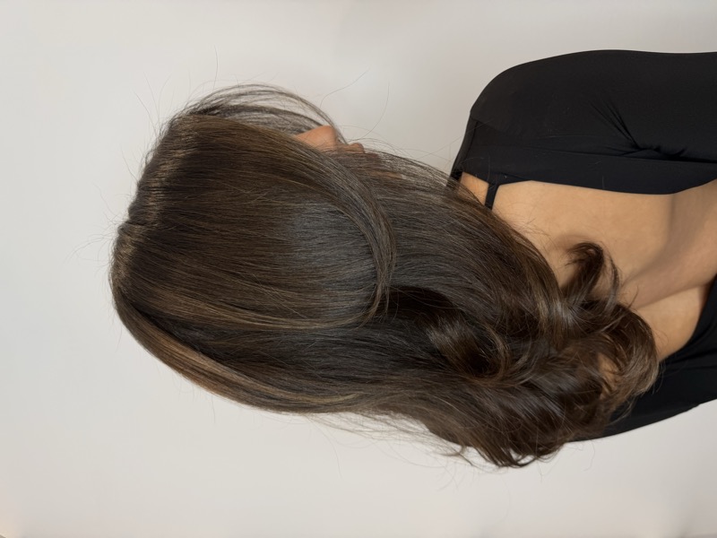 Salon en Vogue Montréal, Soin gloss professionnel pour un brillant effet miroir et une chevelure éclatante