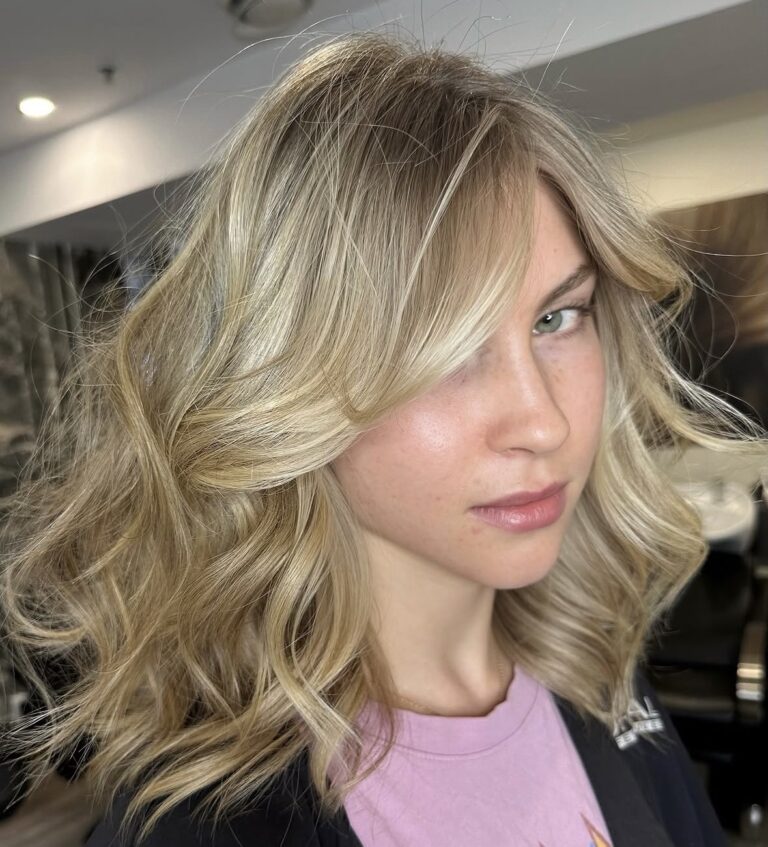 Balayage blond sur cheveux foncés : Guide complet 2026