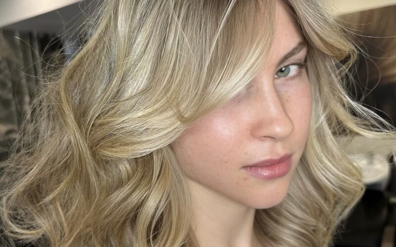 Balayage blond sur cheveux foncés : Guide complet 2026